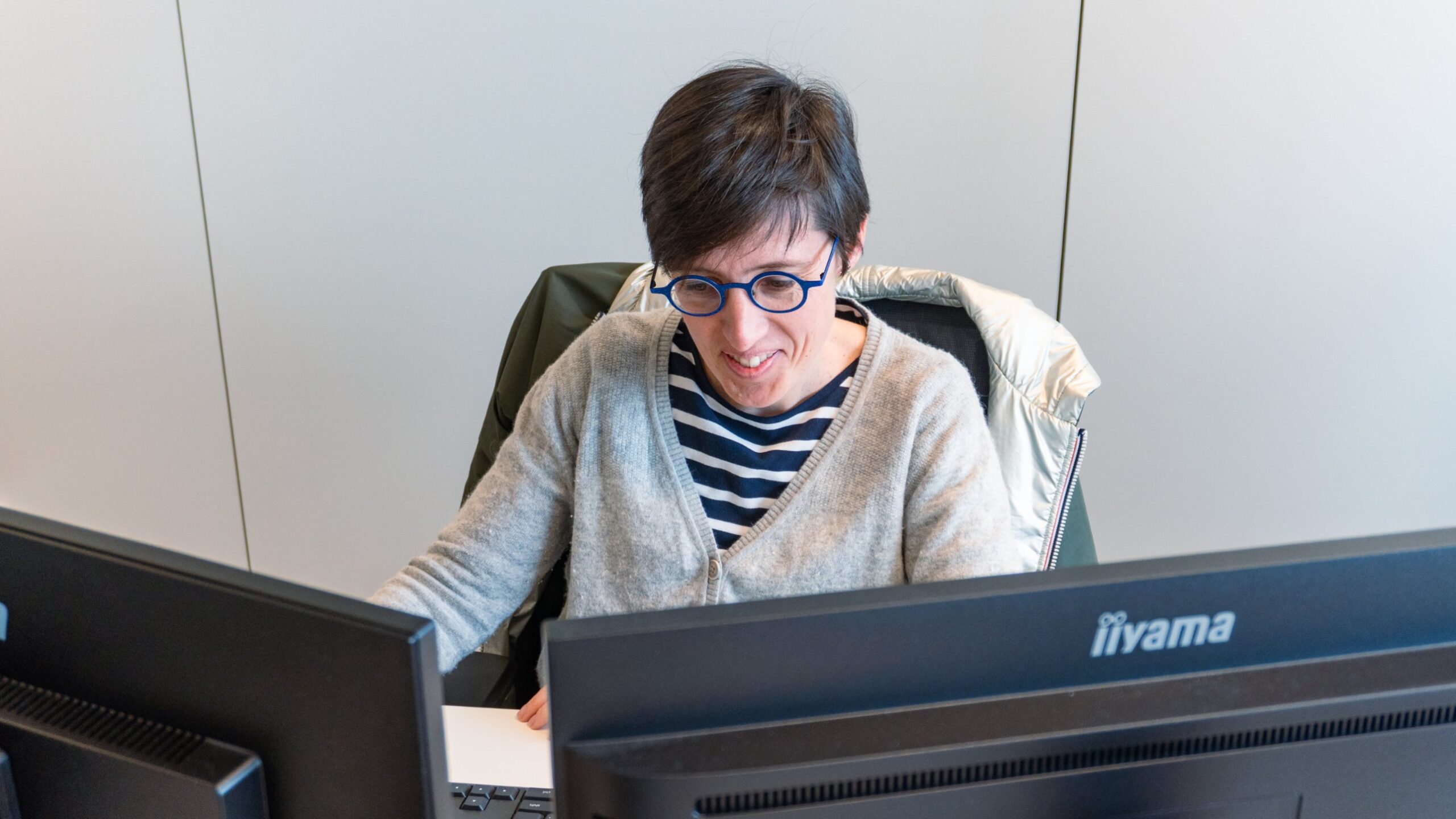Laure Bouvier, directrice marketing externalisée, au travail sur son poste